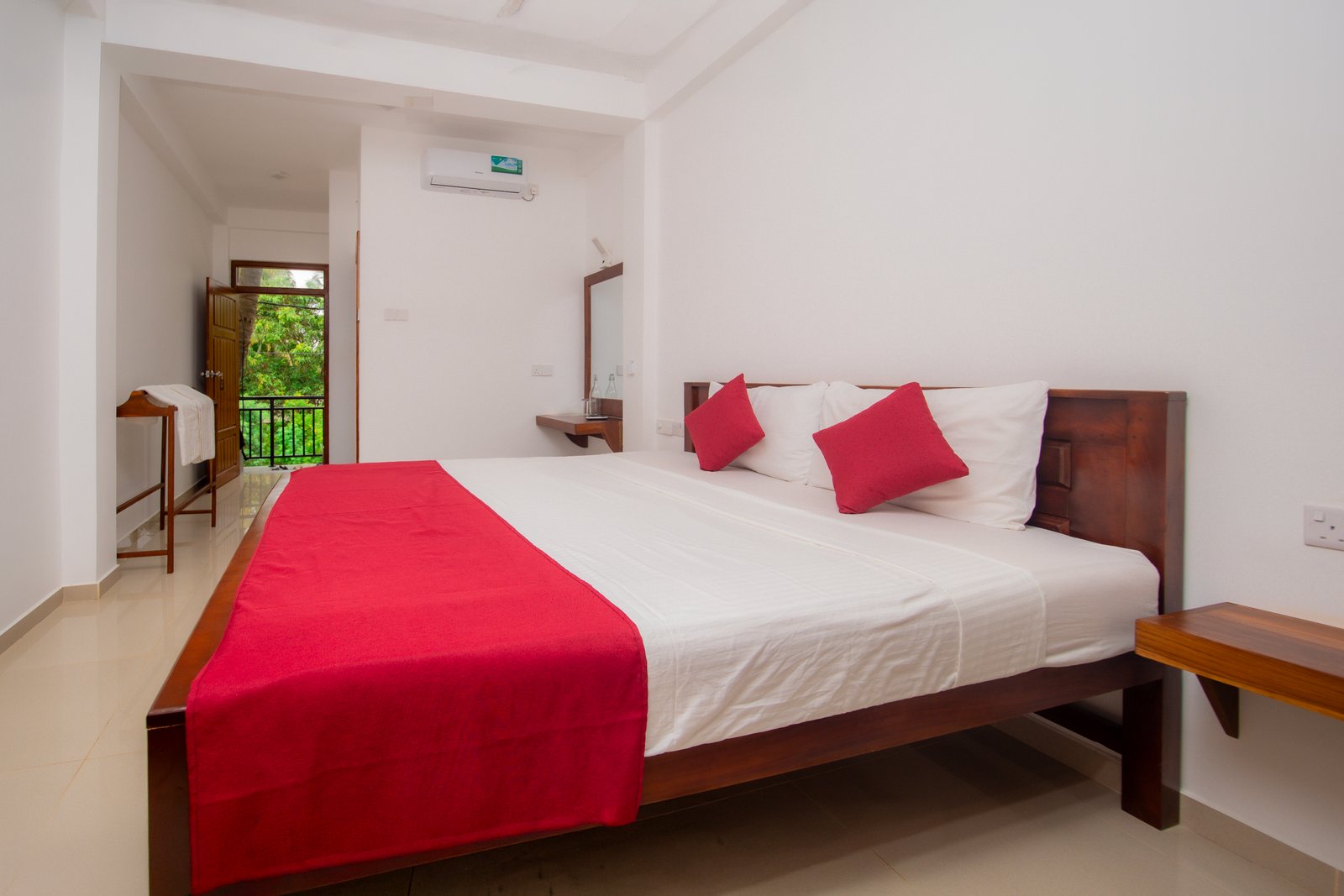 Nilaveli hotel rooms - High Park Hotel beachfront accommodation