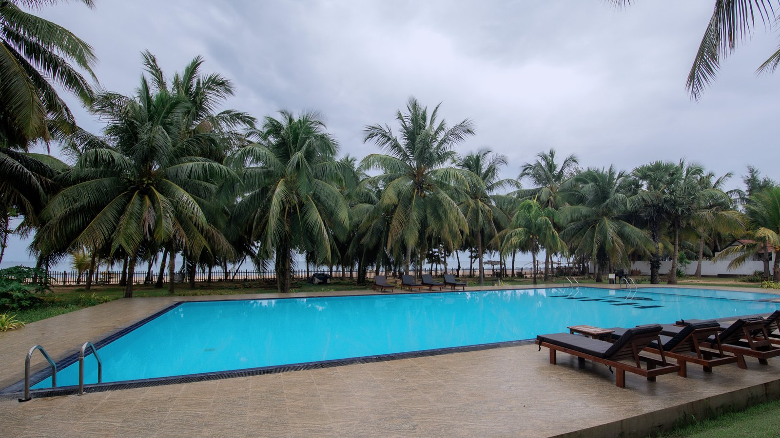 Beachfront hotel Nilaveli Beach Trincomalee - High Park Hotel ocean view