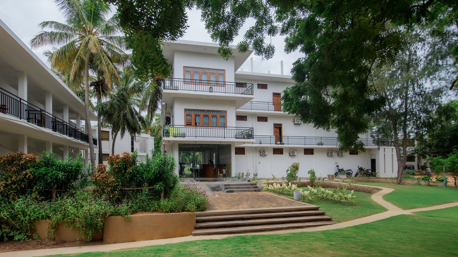 Beachfront hotel rooms Nilaveli - High Park Hotel beachfront rooms Trincomalee